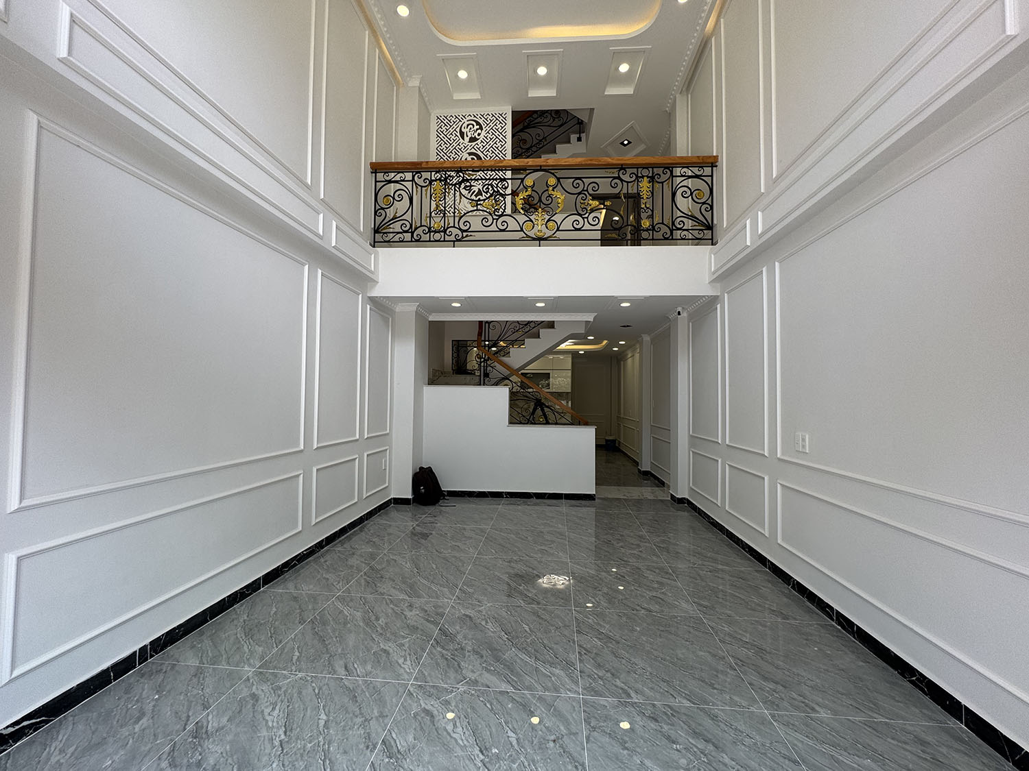 Nhà phố mới 100%, DTKV: 4mx12,5m, vuông, 4 tầng, full nội thất, hẻm xe hơi khu Vip NGUYỄN VĂN TRỖI